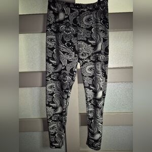 Just Cozy Black and White Fleece Lined Leggings with Dynamic Design